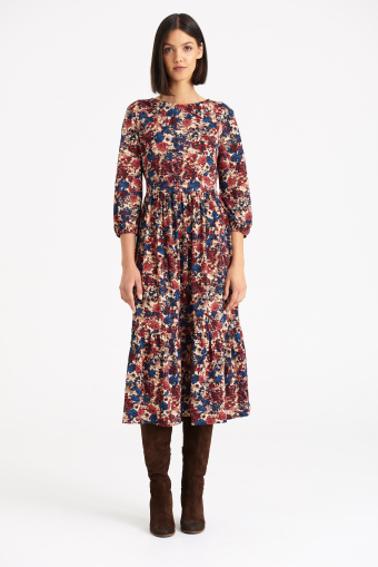 Kobieca sukienka w barwne kwiaty, rękawy 3/4