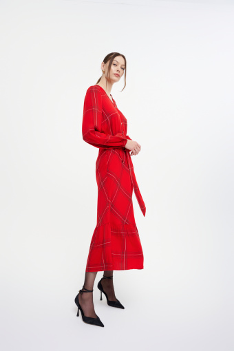 Długa czerwona sukienka w efektowną kratę