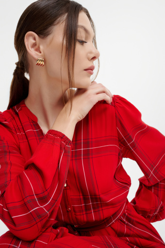 Długa czerwona sukienka w efektowną kratę