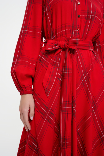 Długa czerwona sukienka w efektowną kratę