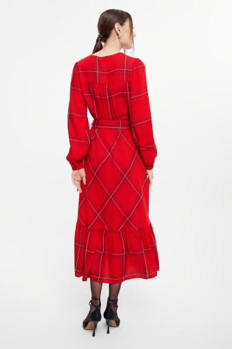 Długa czerwona sukienka w efektowną kratę