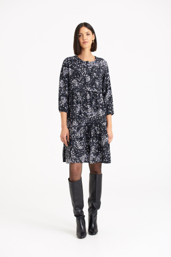 Krótka, czarna sukienka, nadruk typu łączka