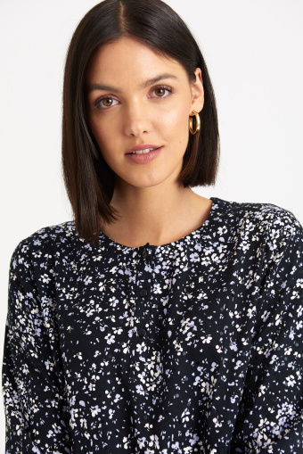 Krótka, czarna sukienka, nadruk typu łączka