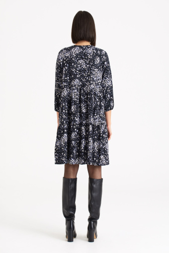 Krótka, czarna sukienka, nadruk typu łączka