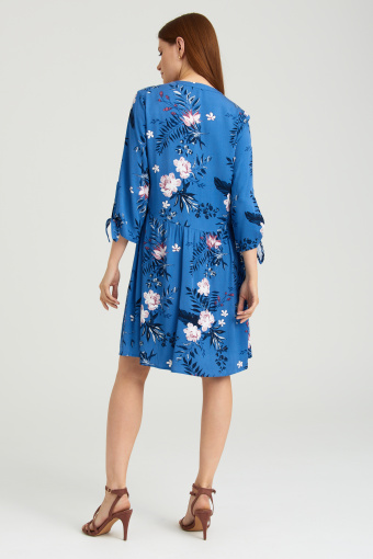 Niebieska sukienka z wiskozy, print w kwiaty