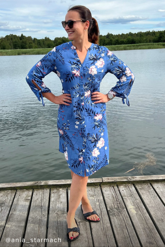 Niebieska sukienka z wiskozy, print w kwiaty