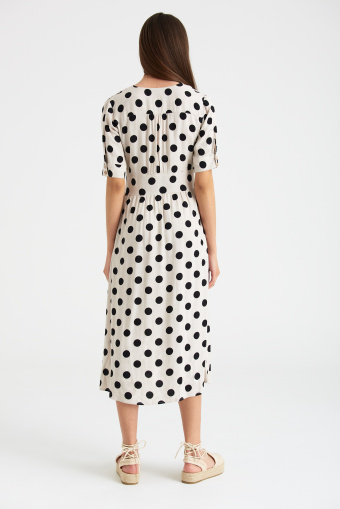 Kremowa sukienka z nadrukiem w kropki, dekolt V