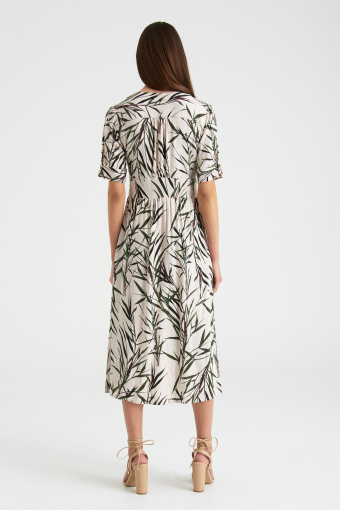 Wiskozowa sukienka z podkreśloną talią, roślinny nadruk