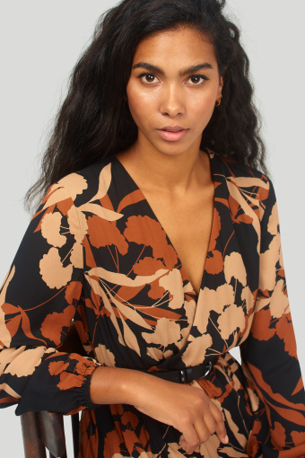 Elegancka sukienka z nadrukiem i kopertowym dekoltem Elegancka sukienka z nadrukiem i kopertowym dekoltem