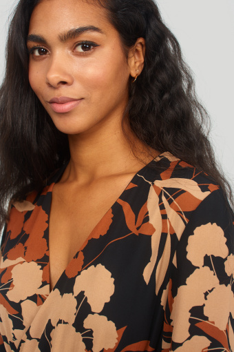 Elegancka sukienka z nadrukiem i kopertowym dekoltem Elegancka sukienka z nadrukiem i kopertowym dekoltem