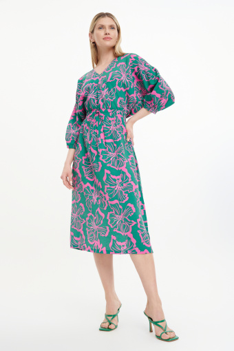 Zielona sukienka w różowe kwiaty