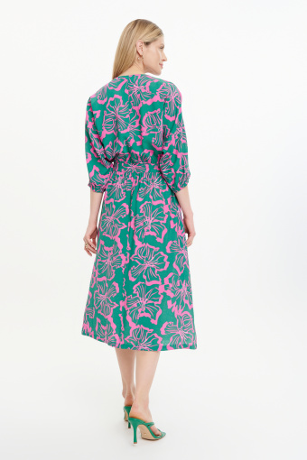 Zielona sukienka w różowe kwiaty