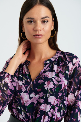 Sukienka midi z nadrukiem w fioletowo-różowe kwiaty