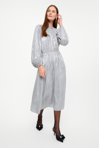 Połyskująca sukienka z długim rękawem