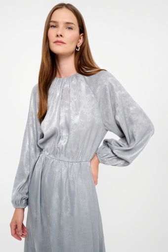 Połyskująca sukienka z długim rękawem
