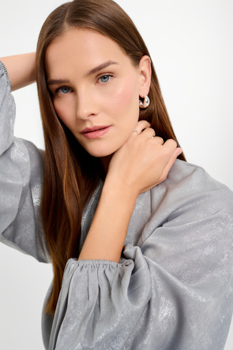 Połyskująca sukienka z długim rękawem