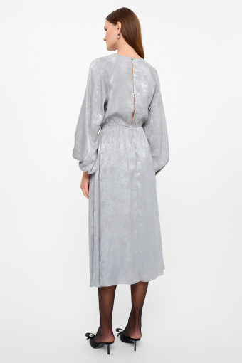 Połyskująca sukienka z długim rękawem