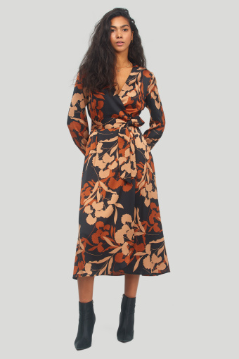 Satynowa, elegancka sukienka z kopertowym dekoltem