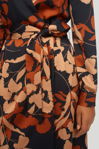 Satynowa, elegancka sukienka z kopertowym dekoltem