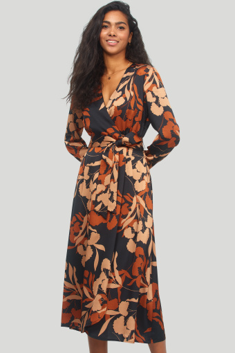 Satynowa, elegancka sukienka z kopertowym dekoltem