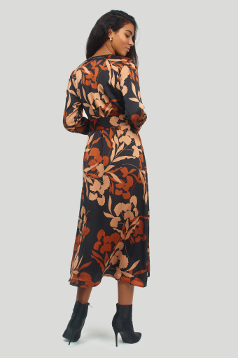 Satynowa, elegancka sukienka z kopertowym dekoltem