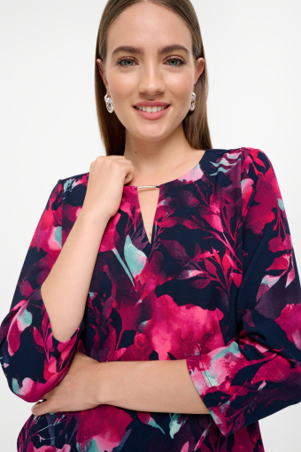 Sukienka przed kolano z nadrukiem w kwiaty Sukienka przed kolano z nadrukiem w kwiaty