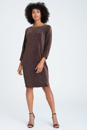 Luźna sukienka o miedzianym kolorze z rozcięciami na ramionach