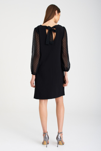 Elegancka, czarna sukienka z dekoracyjną szarfą