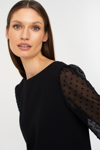 Elegancka, czarna sukienka z dekoracyjną szarfą