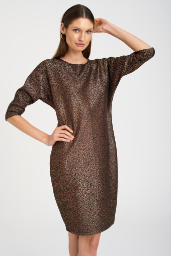 Koktajlowa sukienka w kolorze miedzi, ozdobne wycięcie na plecach