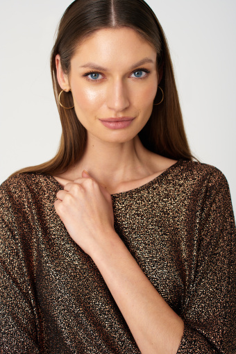 Koktajlowa sukienka w kolorze miedzi, ozdobne wycięcie na plecach