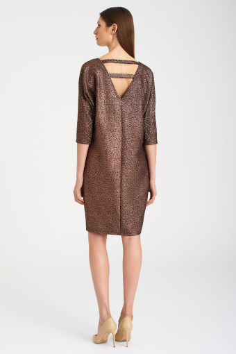 Koktajlowa sukienka w kolorze miedzi, ozdobne wycięcie na plecach