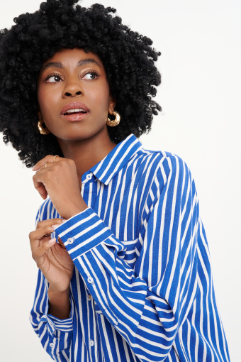 Koszulowa sukienka w stylowe paski