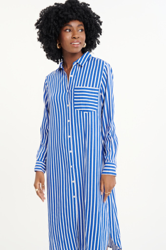 Koszulowa sukienka w stylowe paski