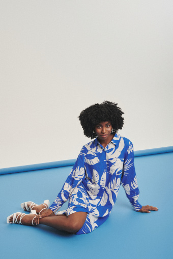 Wiskozowa sukienka z nadrukiem tropic kobalt