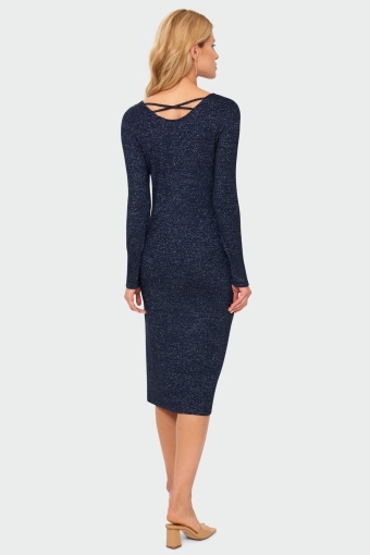 Dopasowana sukienka z błyszczącej dzianiny