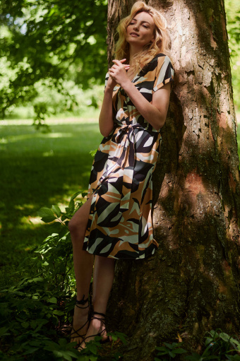 Rozkloszowana sukienka midi z żółto-czarnym nadrukiem