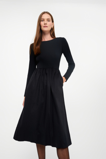 Czarna sukienka z odkrytymi plecami Czarna sukienka z odkrytymi plecami