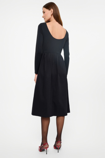 Czarna sukienka z odkrytymi plecami Czarna sukienka z odkrytymi plecami