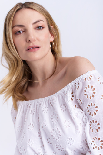 Biała sukienka w haftowane kwiaty