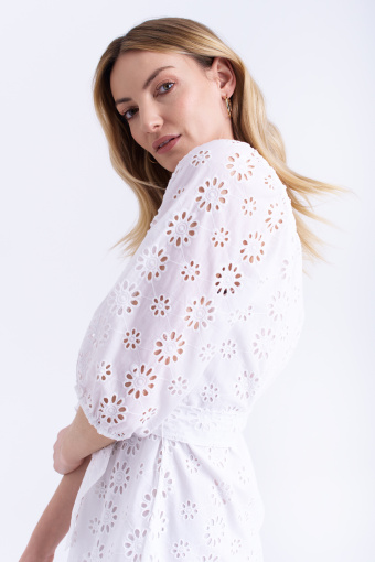 Biała sukienka w haftowane kwiaty