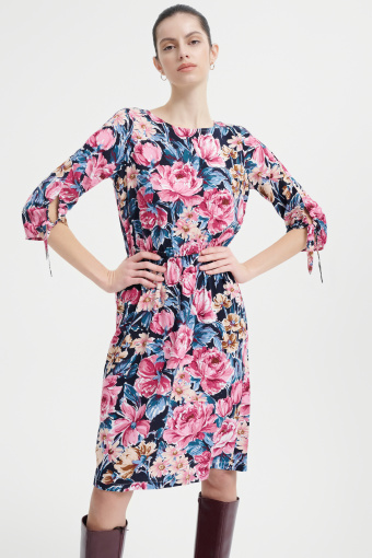 Krótka sukienka z kwiatowym motywem 