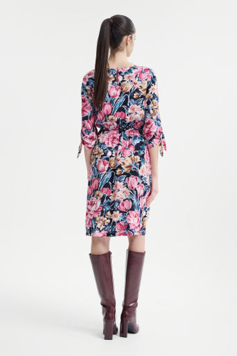 Krótka sukienka z kwiatowym motywem 