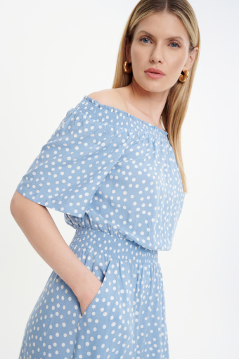Błękitna sukienka z drobne groszki