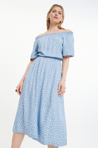 Błękitna sukienka z drobne groszki