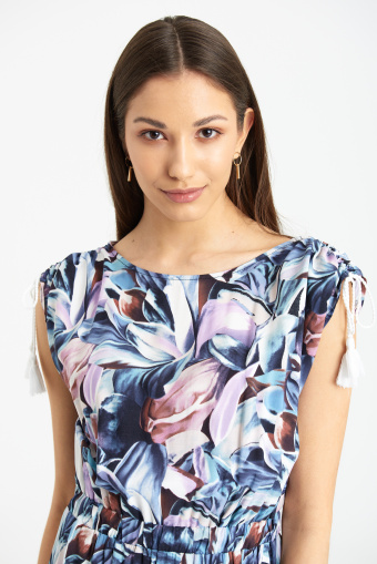 Długa sukienka z nadrukiem w błękitno-różowe kwiaty