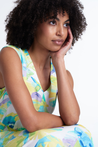 Długa sukienka w limonkowo-błękitne liście