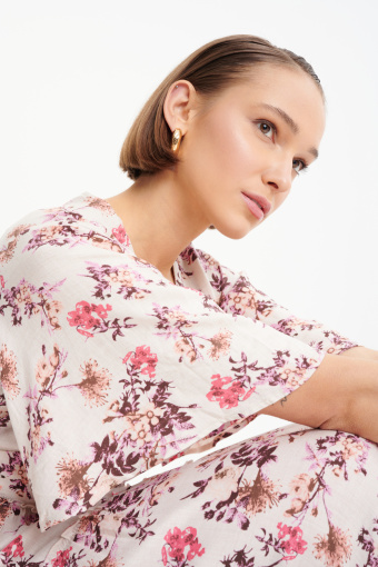 Kremowa sukienka w kwiaty w stylu casual