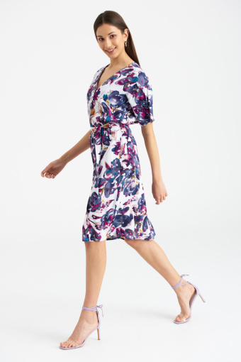 Luźna sukienka z nadrukiem w fioletowe kwiaty, dekolt V