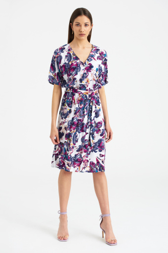 Luźna sukienka z nadrukiem w fioletowe kwiaty, dekolt V